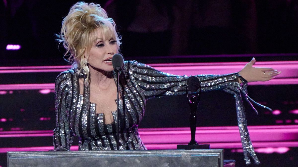 Bezos předal cenu ve výši 100 milionů dolarů zpěvačce Dolly Partonové
